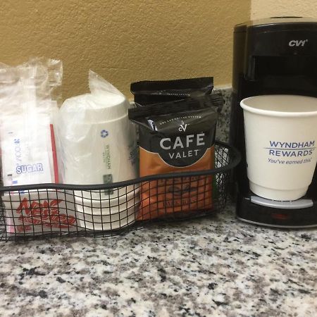 Days Inn By Wyndham Madison Esterno foto