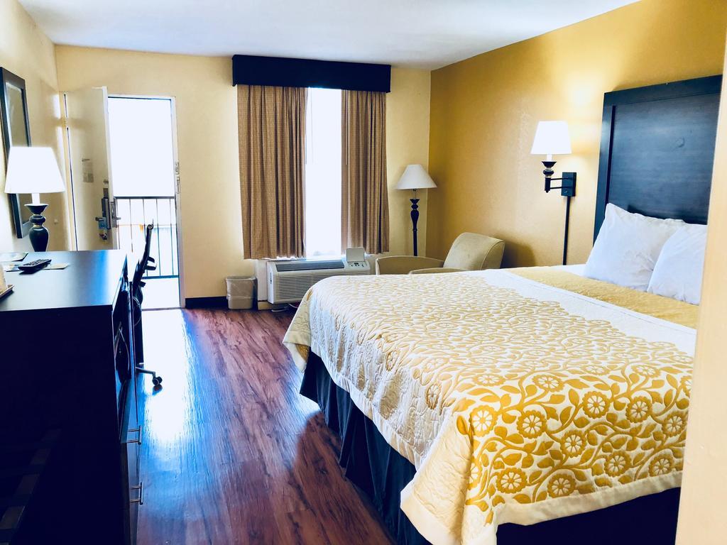 Days Inn By Wyndham Madison Esterno foto