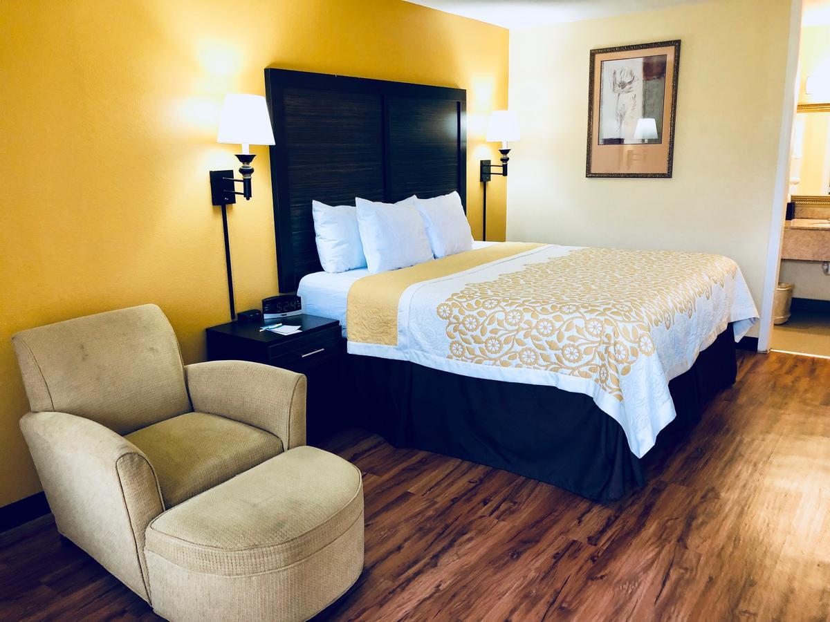 Days Inn By Wyndham Madison Esterno foto