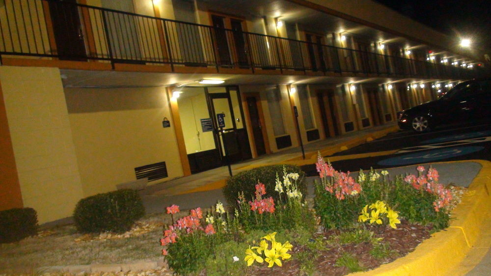 Days Inn By Wyndham Madison Esterno foto