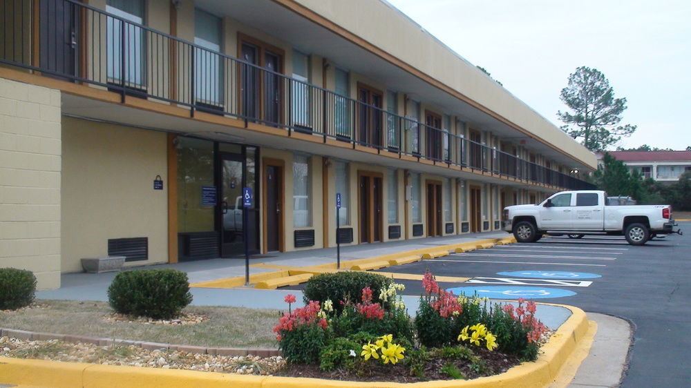 Days Inn By Wyndham Madison Esterno foto