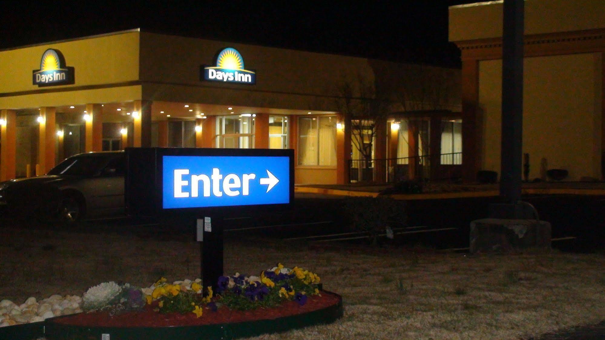 Days Inn By Wyndham Madison Esterno foto