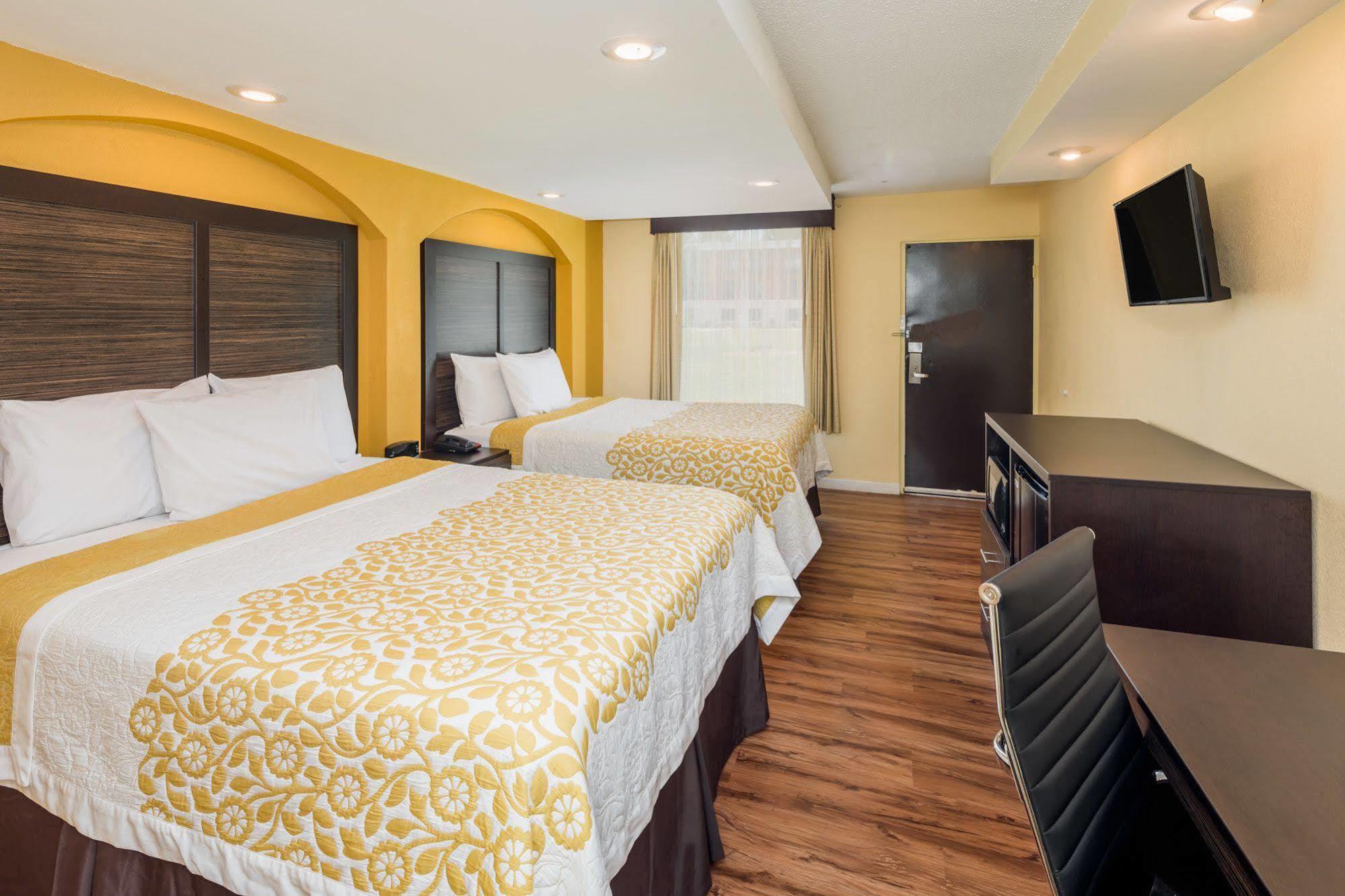 Days Inn By Wyndham Madison Esterno foto