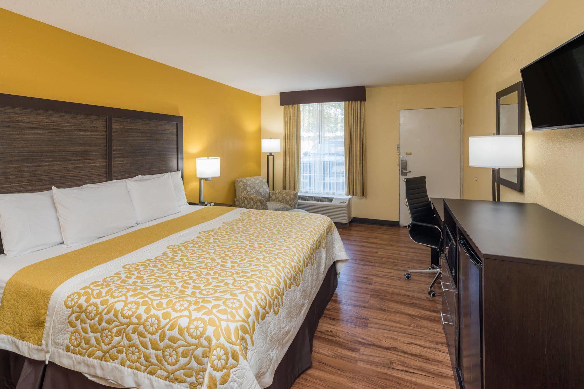 Days Inn By Wyndham Madison Esterno foto