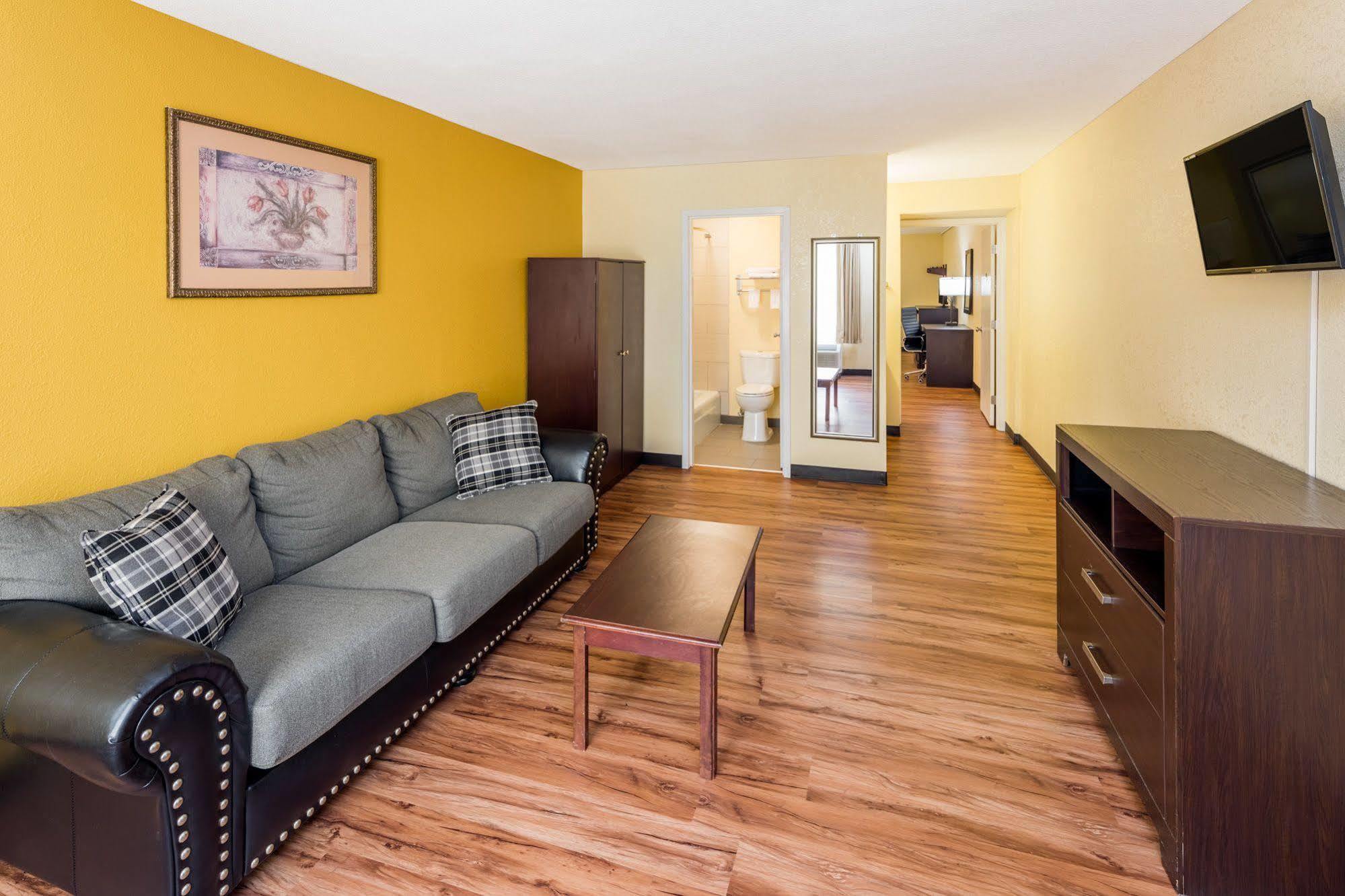 Days Inn By Wyndham Madison Esterno foto