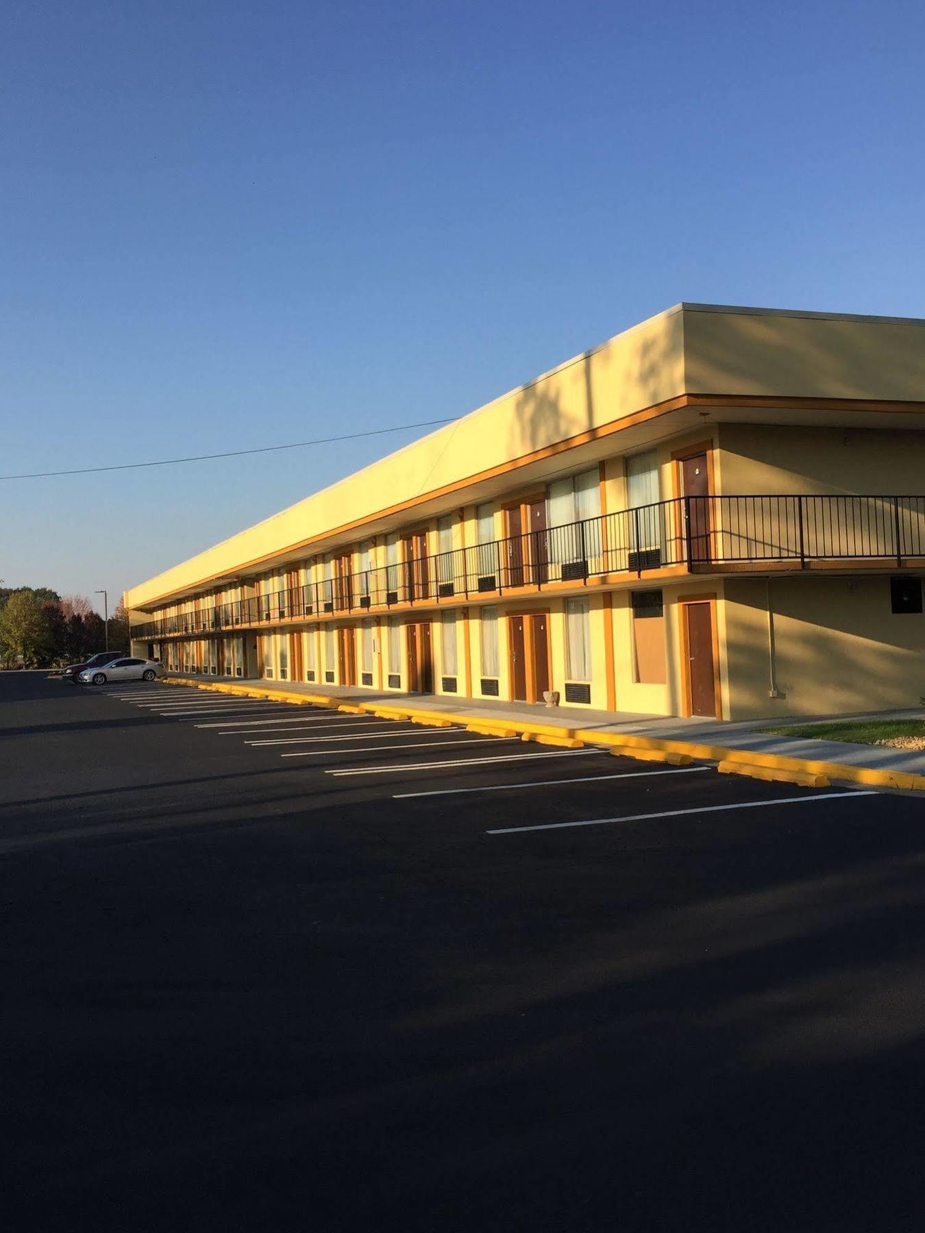 Days Inn By Wyndham Madison Esterno foto